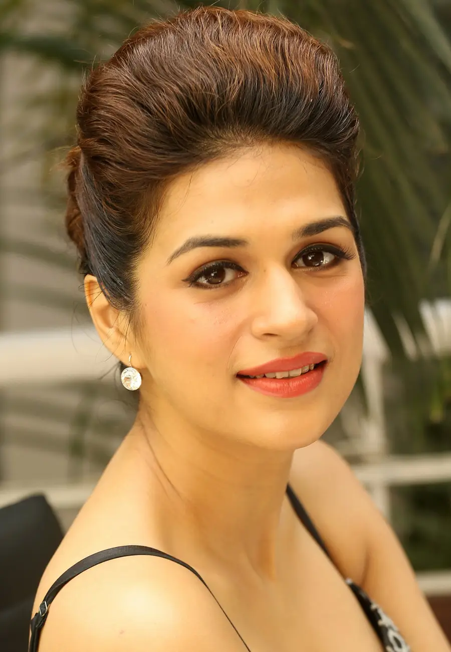 Shraddha Das Long Hair Smiling Face Closeup Wallpapers